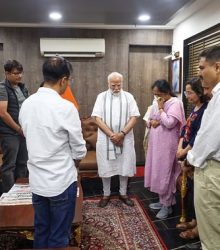 PM मोदी ने गुजरात के पूर्व सीएम रूपाणी के परिजनों से की मुलाकात 34