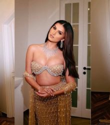 Ex को छोड़ अब अपने New Love के साथ रोमांस कर रही ये हसीना! 31