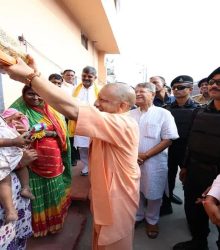 Ayodhya: निषाद बस्ती में CM योगी ने मनाई दीपावली, बच्चों को बांटी मिठाइयां और उपहार 7
