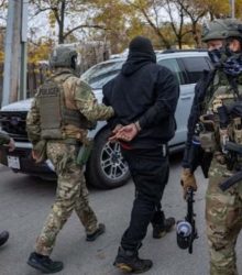 अमेरिका का बड़ा अभियान: ग्रीन कार्ड का इंटरव्यू देने गए थे, पहना दी गईं हथकड़ियां 50