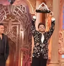 गौरव खन्ना ने जीती 'बिग बॉस 19' की ट्रॉफी और 50 लाख रुपये का कैश प्राइज 42